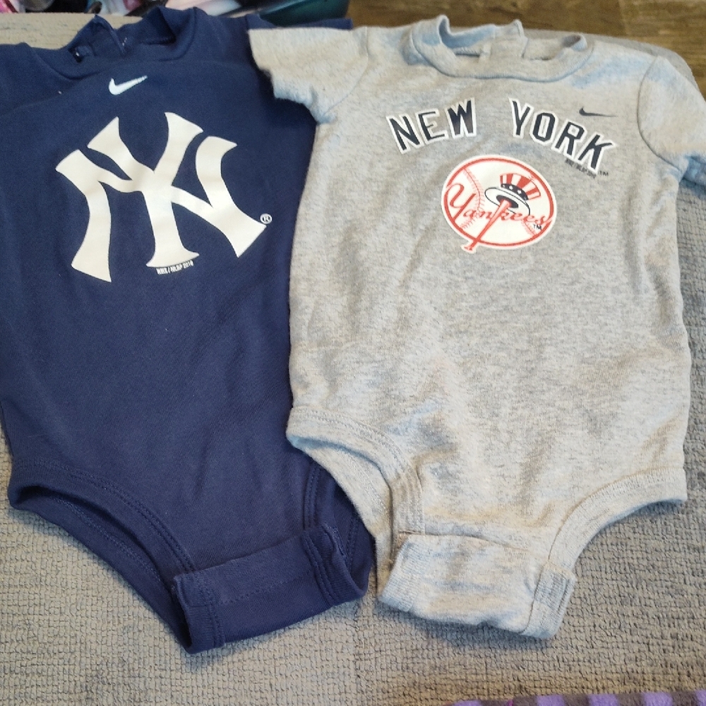 Nike/MLBP 2010 6/9 MO. New York Yankees ONSIES Set - Navy and Gray